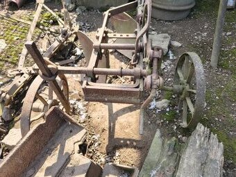 Pluh zn. ULM / DONAU GERMANY a  kultivátor za koně