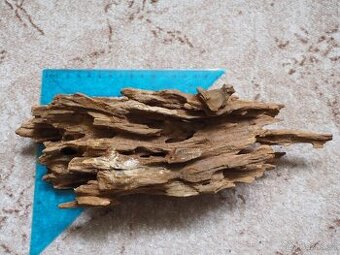 Akvarijní dekorace - děrované dřevo.