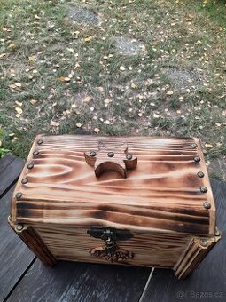 Dřevěná truhla se zámečkem
