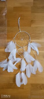 Nový bílý dekorativní lapač snů s peříčky