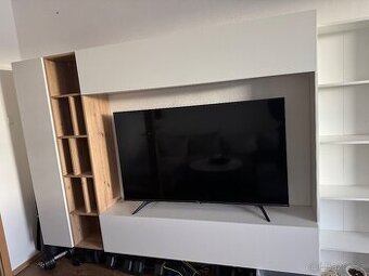 Bílá obývací stěna