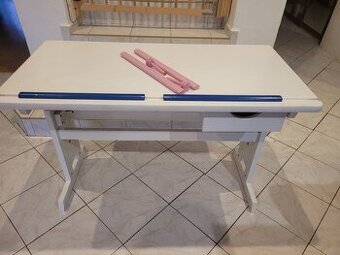 Rostoucí psací stůl