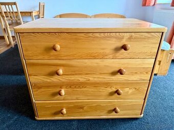 Komoda ze smrkového masivu.