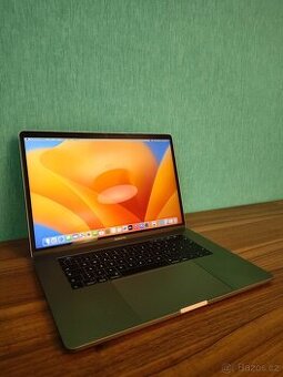 MacBook Pro 2017 15 | i7 • 16GB • 256GB SSD