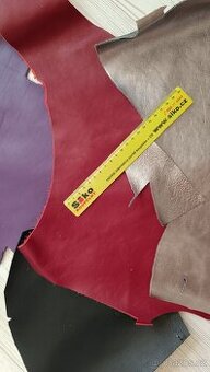 2.zbytky kůže- červená,fialová,černá,stříbrná