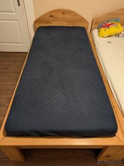 Jednolůžková postel z masivu na míru – 90×200