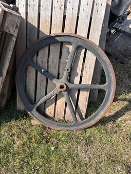 Setrvačník, řemenice, historický stroj