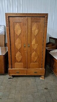 Historický dubový nábytek s rudým mramorem