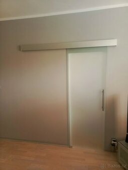 Zasouvací skleněné dveře