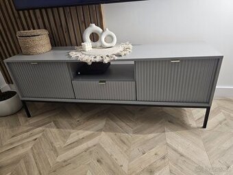 Šedá drážkovaná TV skříňka