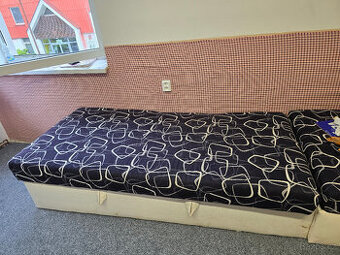 Starý nábytek, postel, stůl, gauč, křeslo, polštáře