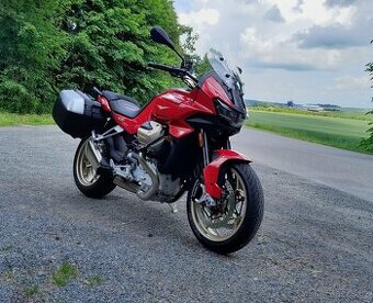 Moto Guzzi V100 Mandello v plné výbavě