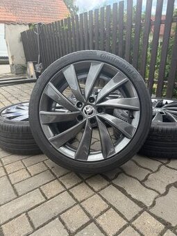 ORIGINÁL Alu Škoda TURBINE R18, 5x112 - TOP STAV, LETNÍ