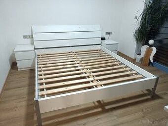 Manželská postel 180 x 200 s nočními stolky