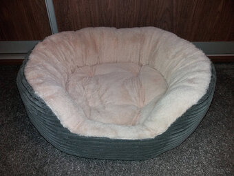 Pelíšky, hračky, zastřihovač s LED,oblečky a kartáče na srst