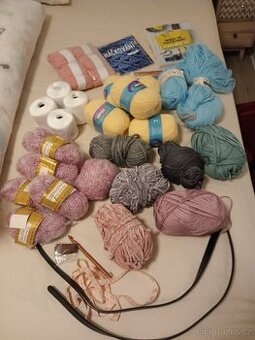 Velká sada přízí, háčky, knihy o háčkování...