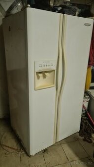 Americká lednice, výrobník ledu