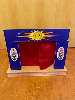 Dřevěné loutkové divadlo