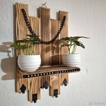 Polička a věšák na klíče