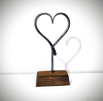 Kované srdce na dřevěném podstavci, srdce na špalku