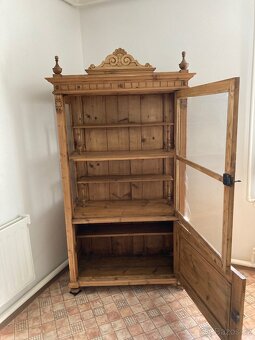 Rustikální prosklená skříň/vitrína