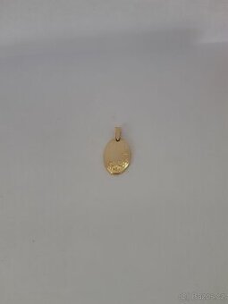 Zlatý přívěšek se zdobením