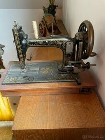 historický šicí stroj