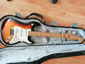 Fender Stratocaster a kufr všechno perfektní stav