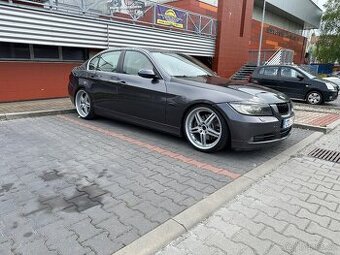 BMW e90 330i
