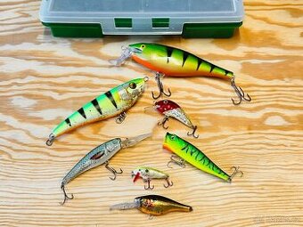 SADA PŘÍVLAČOVÝCH WOBLERŮ RAPALA, SAVAGE GEAR, JAXON + BOX 7 - 1