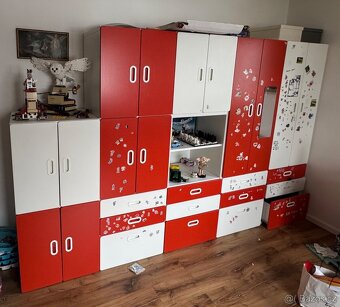 Dětský nábytek ikea stuva-smastad + dve postele ve tvaru aut
