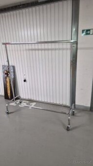 Nerezový stojan na oblečení