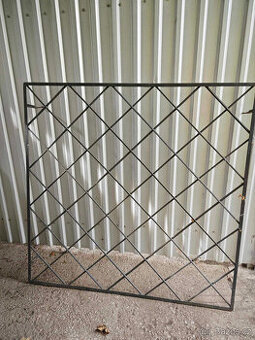 mříž okenní kovová 100x100cm