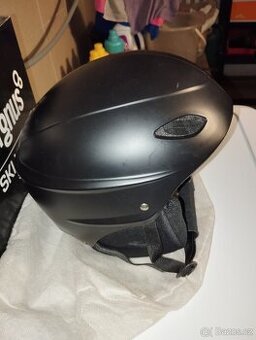 Lyžařská helma s brýlemi