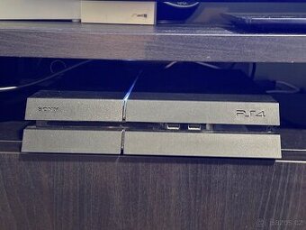 Playstation 4 (500 GB) + dva ovladače + 1 hra dle výběru