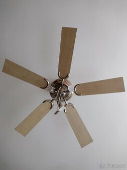 Stropní ventilátor.