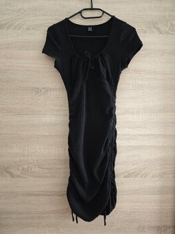 Černé šaty s rašením