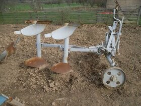 Dvouradličný obracecí pluh