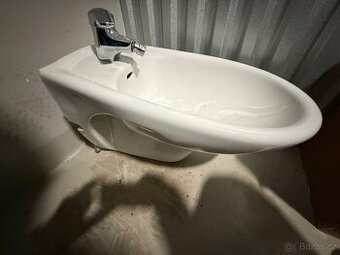 Bidet s baterií