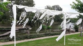 Svatební dekorace vázy svícny polštáře deky lucerny