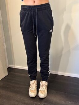 Černé tepláky Adidas – vel. XS, dobrý stav