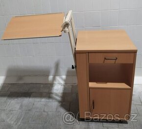 Stolek k lůžku s výklopnou deskou