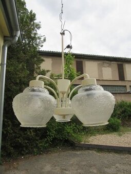 Nabízím designový retro lustr. Stínítka nepoškozená. Původní