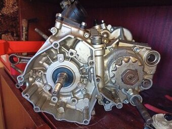 Yamaha DT 125R střed motoru o go