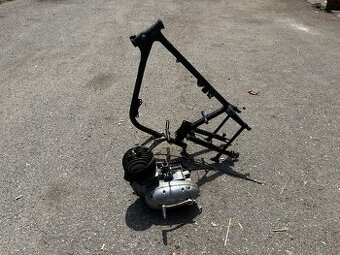 Rám se štítkem a motorem ČZ 175 450