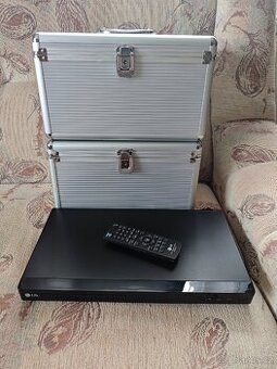 DVD přehrávač LG plus dva kufry s DVD