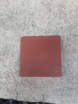 Červené dlaždice 10x10 cm do koupelny