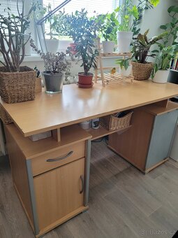 Pěkný pracovní psací stůl,,lampička a podložka pod židli