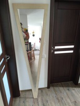 Prodám designové trojúhelníkové zrcadlo