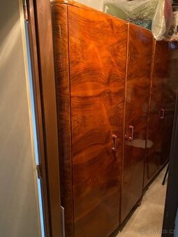 Dřevěná šatní skříň